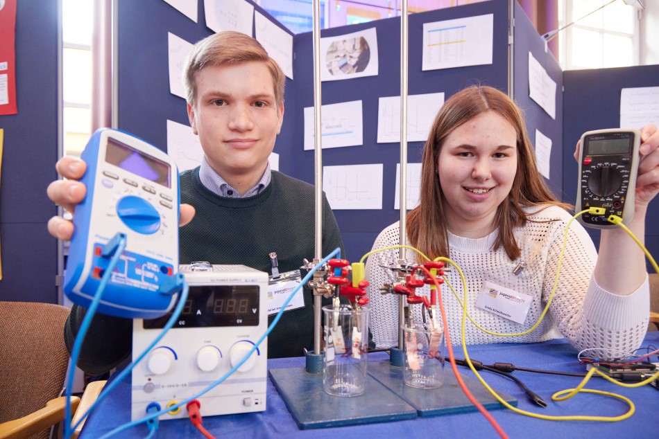 Marian-Jonas Justen und Emily Schneider mit ihrer Messapparatur auf dem Regionalwettbewerb (Quelle: Volker Lannert / Universität Bonn)